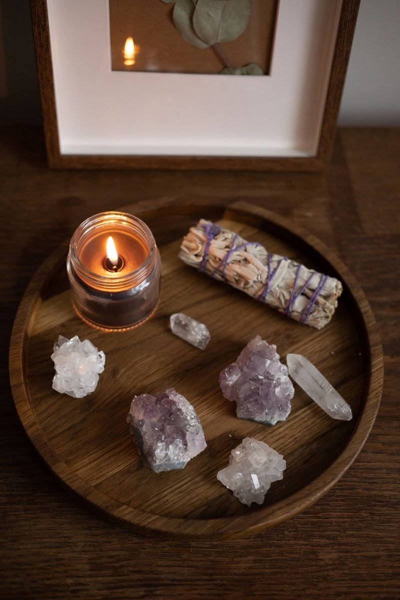 Cristales y vela para un ambiente espiritual